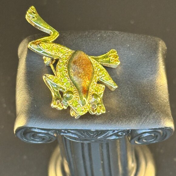 🐸 Sparkling Green Rhinestone Frog Brooch – Gold-Tone Enamel Statement Pin - Picture 2 of 3